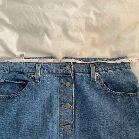 LEVIS Mini Button Front Denim Skirt / Medium Wash / Size 32 - Picture 5 of 7